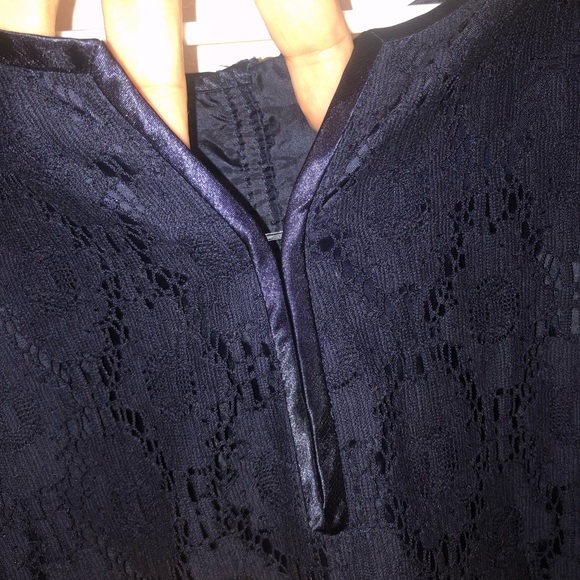 Elegant dark blue Lace Dress by Adrienne Papell . Classic dress with bell sleeve - Picture 3 of 7